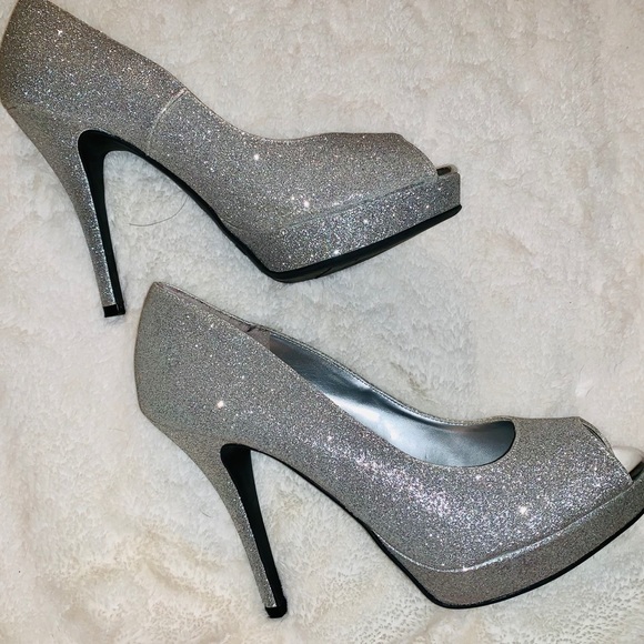NIB Fioni Silver Sparkly open toe heels. 7 1/2 - Picture 5 of 7
